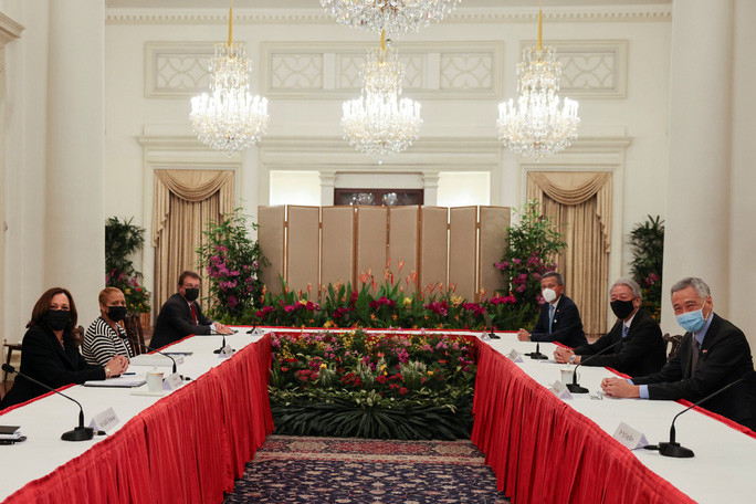  Phó Tổng thống Mỹ Kamala Harris trong cuộc họp song phương với Thủ tướng Singapore Lý Hiển Long tại Singapore hôm 23-8. Ảnh: Reuters