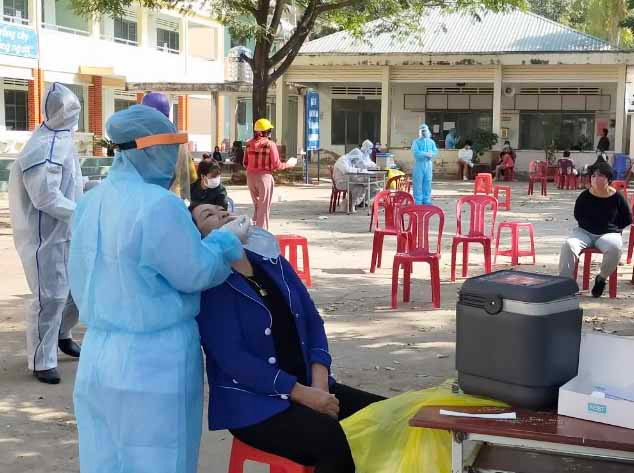 -Lấy mẫu xét nghiệm cho người dân. Ảnh: Như Nguyệnn