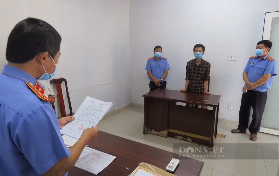 Cơ quan điều tra VKSND tối cao thi hành Lệnh bắt bị can để tạm giam đối với Trương Thành Thắng. Ảnh: Kiemsat.vn.