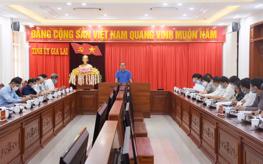 Phó Bí thư Tỉnh ủy, Trưởng Ban Nội chính Tỉnh ủy Rah Lan Chung phát biểu chỉ đạo tại buổi làm việc. Ảnh: Minh Nguyễn