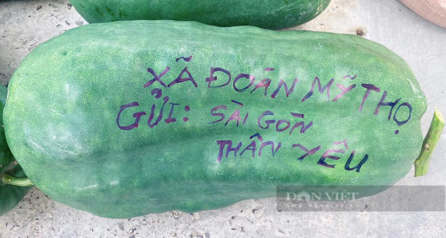 Gửi quà vào miền Nam với mong muốn Sài Gòn cố lên. Ảnh: TB