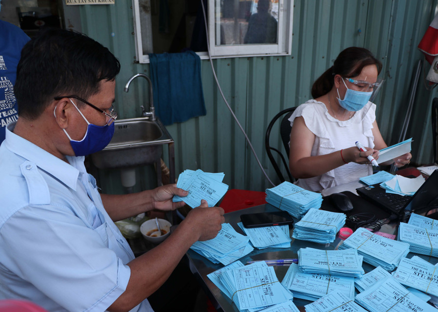 Chợ Bình Thới, Q.11 áp dụng phát phiếu cho người dân đi chợ. Ảnh: Thanh Hương