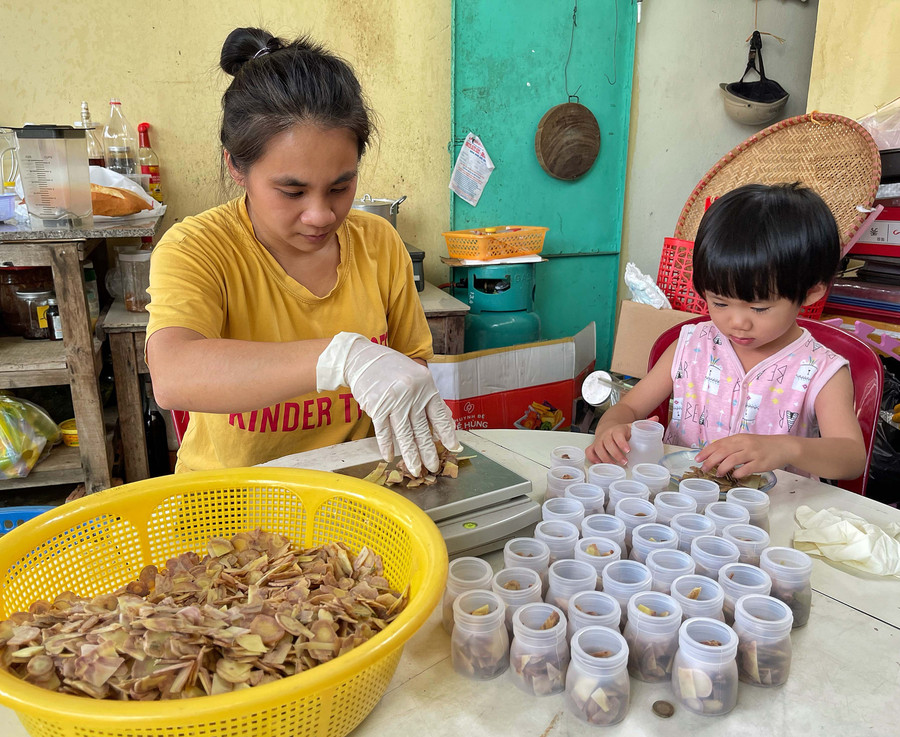 Chị Trương Thị Diệu Thảo và con gái nhỏ chuẩn bị các hũ sâm Ngọc Linh để gửi đến đội ngũ y-bác sĩ ở TP. Hồ Chí Minh. Ảnh: Minh Châu Chị Trương Thị Diệu Thảo và con gái nhỏ chuẩn bị các hũ sâm Ngọc Linh để gửi đến đội ngũ y-bác sĩ ở TP. Hồ Chí Minh. Ảnh: Minh Châu