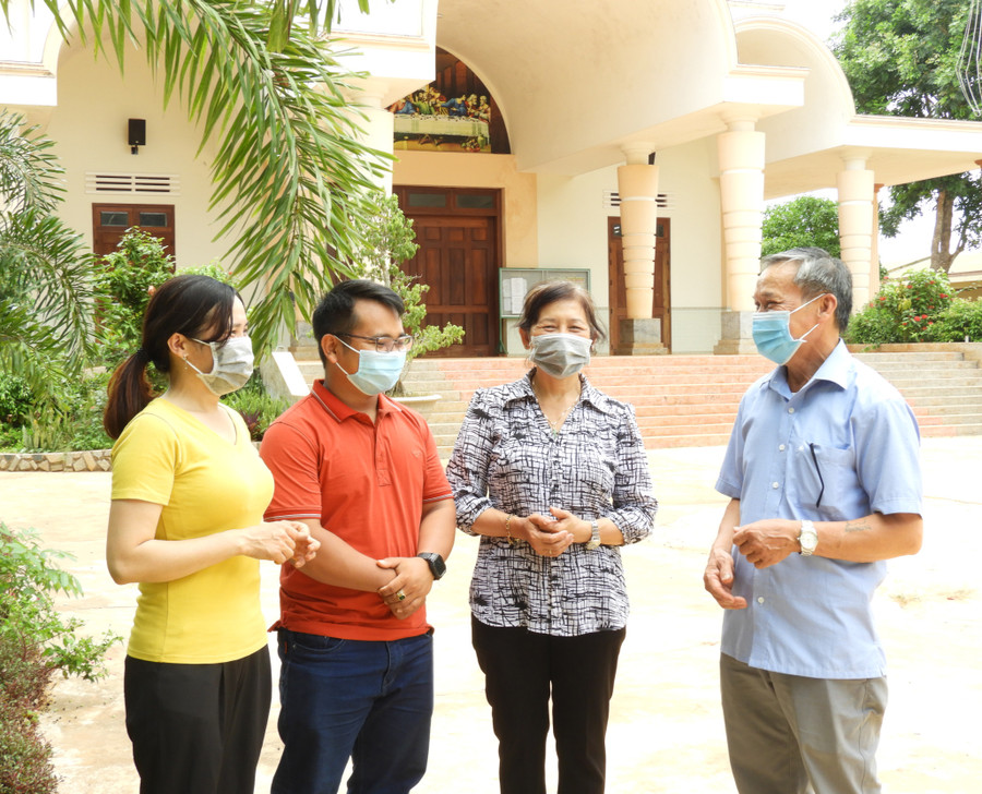 Cán bộ huyện Chư Pưh trao đổi thông tin chính sách, pháp luật về tôn giáo cho giáo dân tại Giáo xứ Phú Nhơn (huyện Chư Pưh). Ảnh: Thanh Nhật