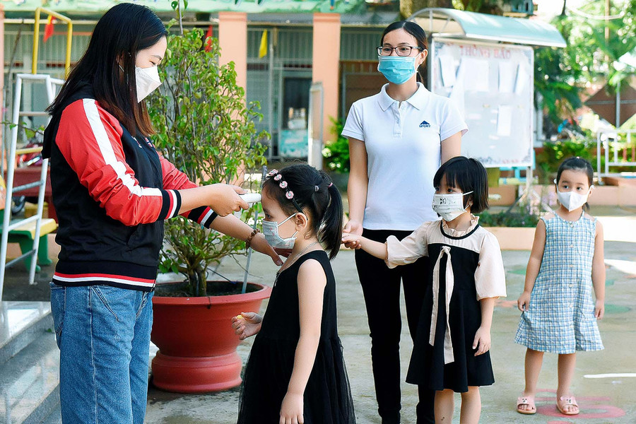 8. Hiện nay, Trường Mầm non Trà My đã trang bị đầy đủ máy đo thân nhiệt, dung dịch sát khuẩn… phục vụ các em học sinh khi tới lớp. 