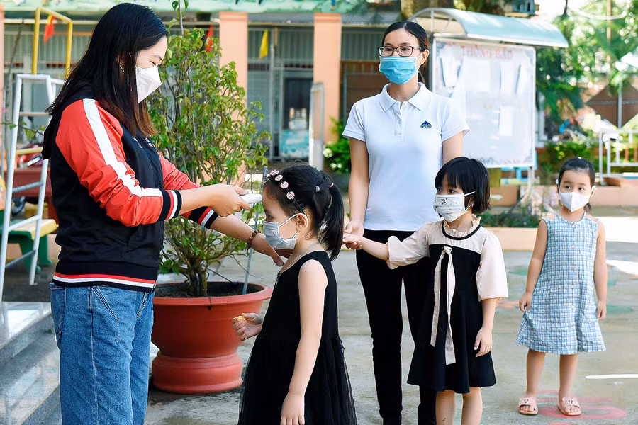 8. Hiện nay, Trường Mầm non Trà My đã trang bị đầy đủ máy đo thân nhiệt, dung dịch sát khuẩn… phục vụ các em học sinh khi tới lớp. 