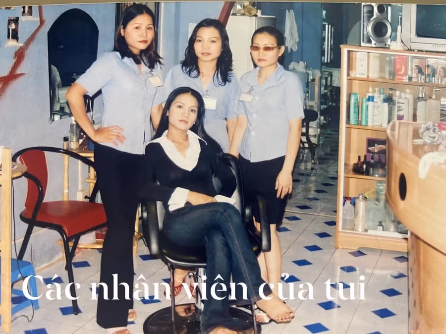 Cát Tường cùng các nhân viên thời mở tiệm tóc ở TP.Biên Hòa. Ảnh: FBNV