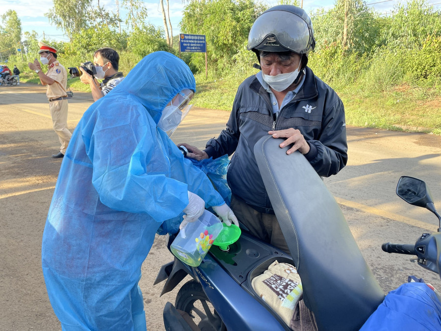 Một tình nguyện viên tiếp nhiên liệu cho đồng bào tiếp tục cuộc hành trình. Ảnh: Đức Nhật