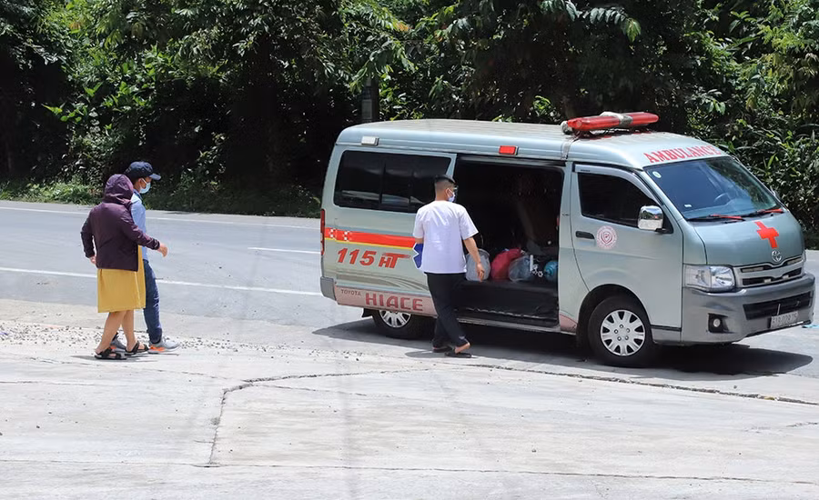 Xe cứu thương có mặt tại chốt kiểm soát ở đèo Chuối (H.Đạ Huoai) đón sản phụ từ vùng dịch về cách ly y tế tập trung. Ảnh: Trùng Dương