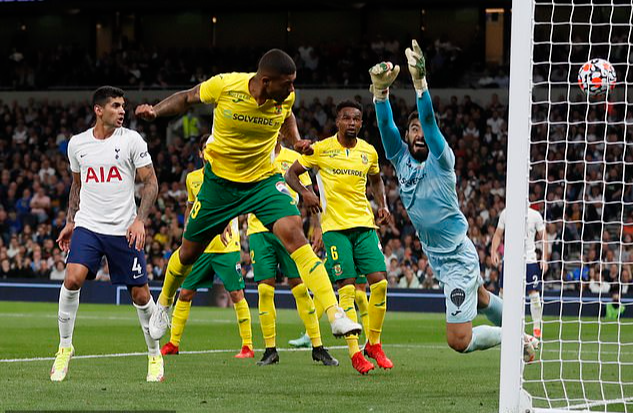 Hậu vệ Pacos Ferreira đá phản lưới nhà