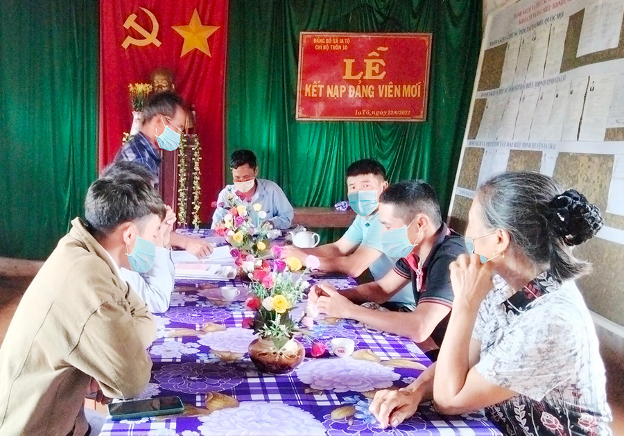 Các đảng viên Chi bộ thôn 10 (xã Ia Tô, huyện Ia Grai) đeo khẩu trang khi tham gia sinh hoạt định kỳ. Ảnh: Thủy Bình