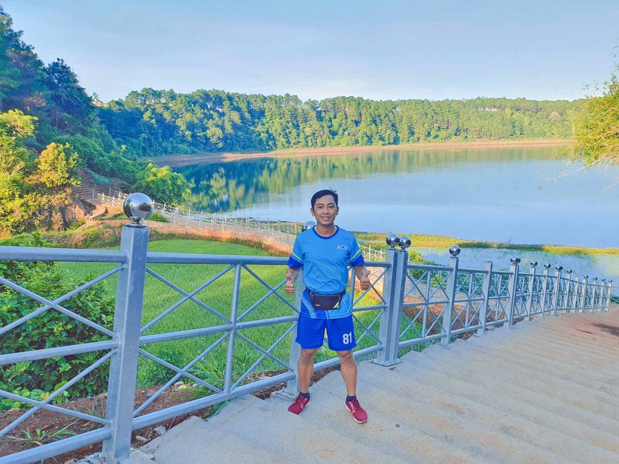 Anh Ngân Bảo Huy (phường Phù Đổng, TP. Pleiku) chinh phục đường chạy vòng quanh Biển Hồ. Ảnh: Lê Văn Ngọc