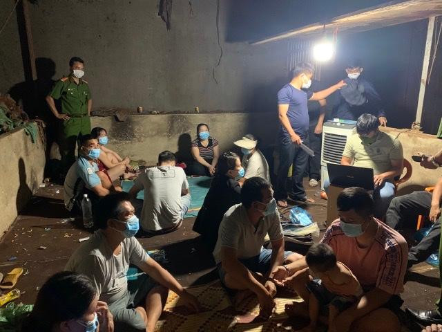 Các đối tượng bị bắt quả tang khi đang say sưa sát phạt trên chiếu bạc. Ảnh: CACC