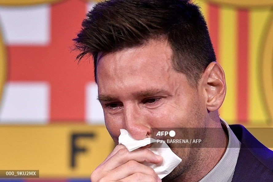 Messi bật khóc trong lễ họp báo chia tay Barcelona chiều 8.8. Ảnh: AFP