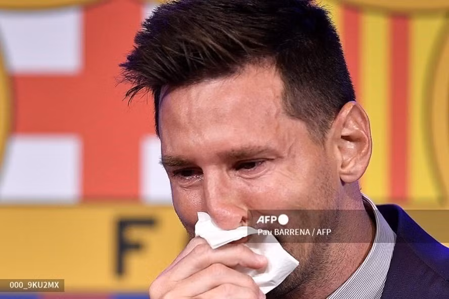 Messi bật khóc trong lễ họp báo chia tay Barcelona chiều 8.8. Ảnh: AFP