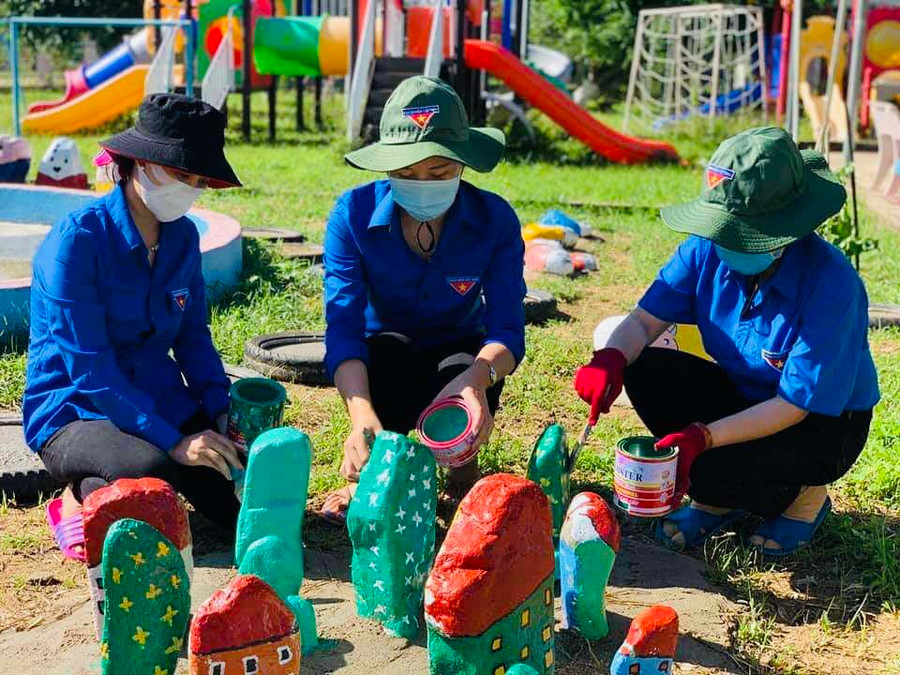 Đoàn viên, thanh niên xã Tơ Tung (huyện Kbang) sơn vẽ khu vui chơi cho các cháu Trường Mầm non Tơ Tung. Ảnh: Thủy Bình