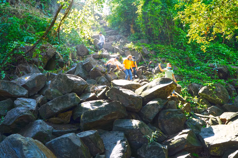 3. Hoàn toàn hoang sơ, du khách di chuyển xuống chân ngọn thác rất khó. Ảnh N.Q.T