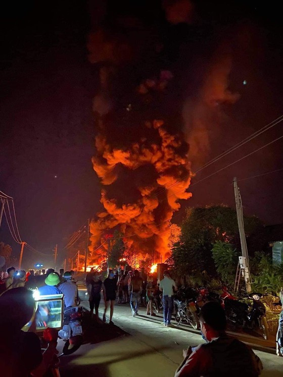 Rất đông người dân chứng kiến vụ cháy. Ảnh: KHẢI LUÂN