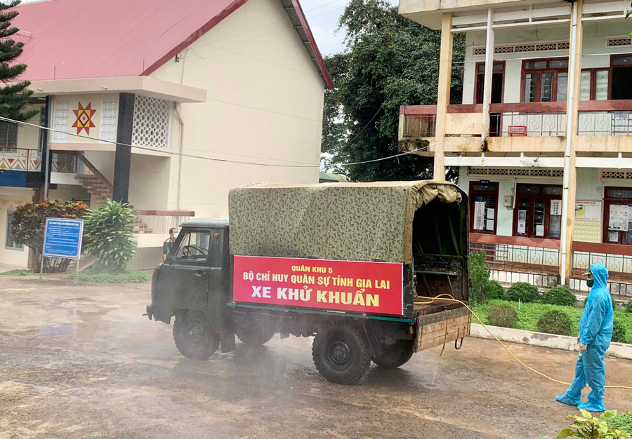 Cán bộ, chiến sĩ Bộ Chỉ huy Quân sự tỉnh phun khử khuẩn tại Trường Phổ thông Dân tộc Nội trú tỉnh. Ảnh: Như Nguyện