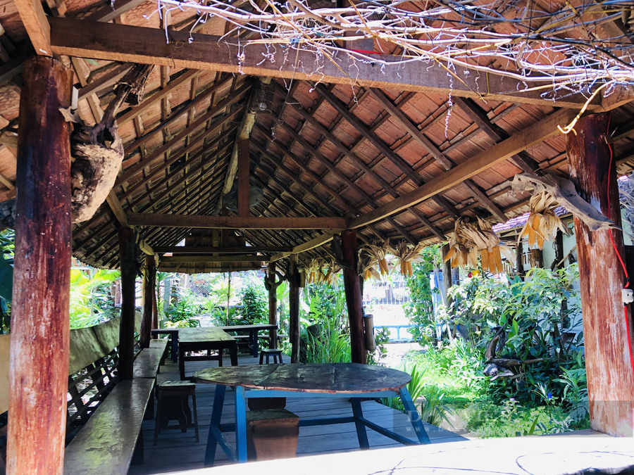 Những dãy nhà sàn phục vụ du khách nghỉ ngơi trong quá trình tham quan tại làng Kon Kơ Tu...