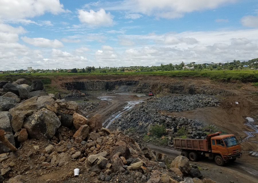 Hoạt động khai thác đá của các doanh nghiệp gây ảnh hưởng tới cuộc sống của người dân làng Mơ Nú (xã Chư Á, TP. Pleiku). Ảnh: Nhật Hào