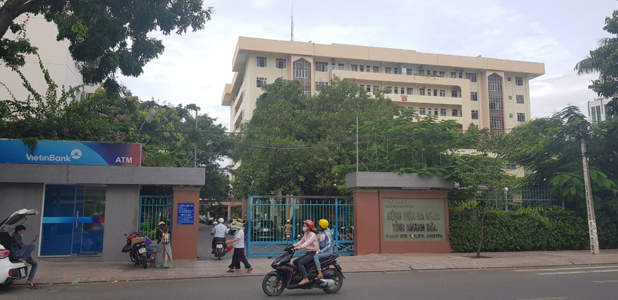 Bệnh viện Đa khoa tỉnh Khánh Hòa bị phong tỏa một số khoa vì liên quan đến ca dương tính Covid-19. Ảnh: Hiền Lương Bệnh viện Đa khoa tỉnh Khánh Hòa bị phong tỏa một số khoa vì liên quan đến ca dương tính Covid-19. Ảnh: Hiền Lương