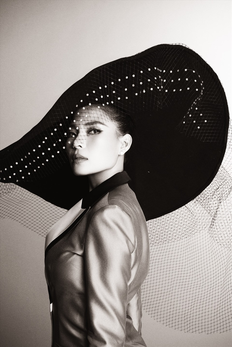 Cũng nhân dịp này, Thúy Diễm khoe bộ ảnh nóng bỏng với những trang phục khi thì đầy gợi cảm, lúc lại mạnh mẽ với vest năng động. Ảnh: NVCC.