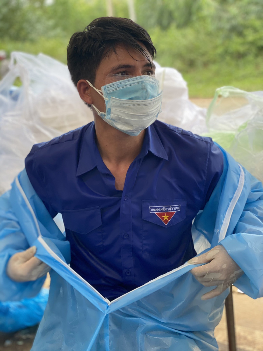 Một tình nguyện viên ướt đẫm mồ hôi sau nhiều giờ phục vụ đồng bào. Ảnh: Đức Nhật