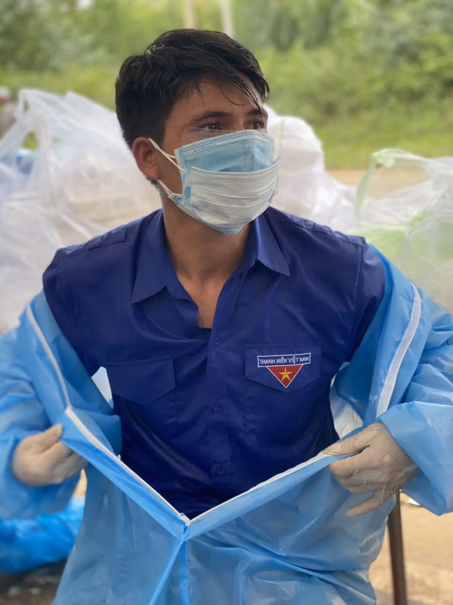 Một tình nguyện viên ướt đẫm mồ hôi sau nhiều giờ phục vụ đồng bào. Ảnh: Đức Nhật