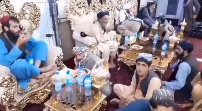 Một nhóm thành viên Taliban ngồi uống trà bên trong dinh thự. Ảnh: Twitter