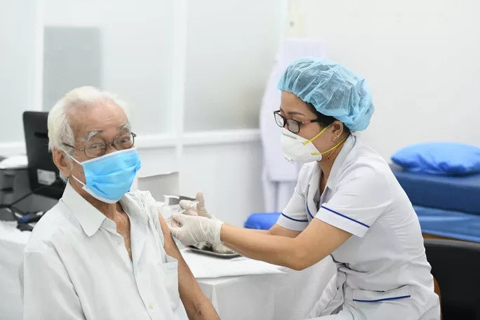 Tiêm vắc-xin Moderna cho người lớn tuổi tại Viện Y dược học dân tộc TP HCM (quận Phú Nhuận, TP HCM). Ảnh: Hoàng Triều