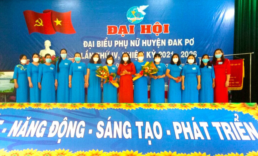 Ban Chấp hành Hội LHPN huyện Đak Pơ khóa IV (nhiệm kỳ 2021-2026) ra mắt. Ảnh: Ngọc Minh Ban Chấp hành Hội LHPN huyện Đak Pơ khóa IV (nhiệm kỳ 2021-2026) ra mắt. Ảnh: Ngọc Minh