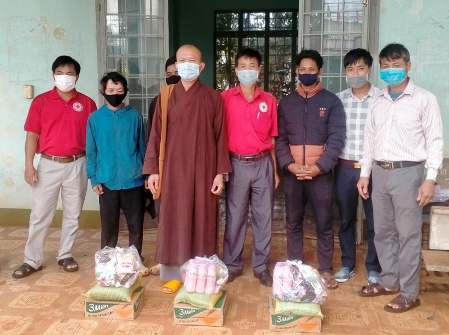 Đoàn từ thiện tặng quà cho người dân làng Puih Jri (xã Bờ Ngoong, huyện Chư Sê). Ảnh: Hoàng Viên Đoàn từ thiện tặng quà cho người dân làng Puih Jri (xã Bờ Ngoong). Ảnh: Hoàng Viên