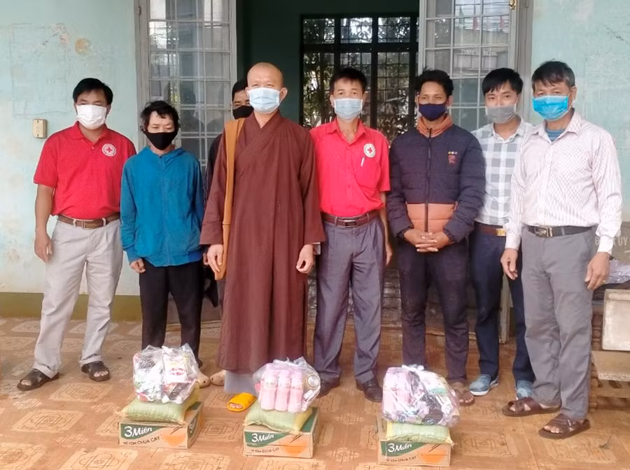  Đoàn từ thiện tặng quà cho người dân làng Puih Jri (xã Bờ Ngoong). Ảnh: Hoàng Viên