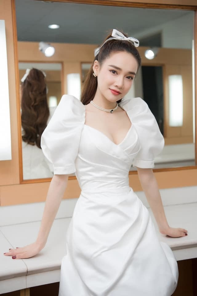 Nhã Phương từng là một trong những diễn viên phủ sóng từ phim truyền hình đến phim điện ảnh của cả hai miền. Sở hữu gương mặt xinh đẹp ăn hình, nụ cười sáng cũng là yếu tố giúp cô phù hợp với nhiều hình tượng nhân vật. Ở tuổi 31, nữ diễn viên được ngưỡng mộ bởi cuộc hôn nhân viên mãn với danh hài Trường Giang và hiện đang giữ vị trí Phó chủ tịch điều hành kiêm nhà đồng sáng lập một thương hiệu đồ dùng, mỹ phẩm dành cho mẹ và bé tại Việt Nam. Ảnh: NVCC.