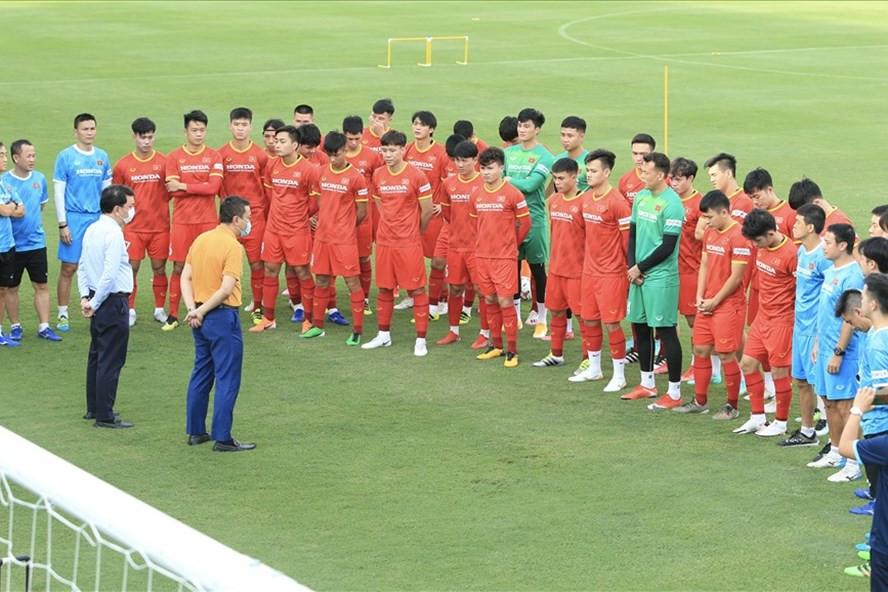Lãnh đạo VFF động viên, giao nhiệm vụ cho đội tuyển Việt Nam. Ảnh: VFF