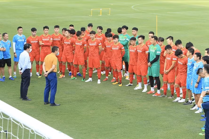 Lãnh đạo VFF động viên, giao nhiệm vụ cho đội tuyển Việt Nam. Ảnh: VFF