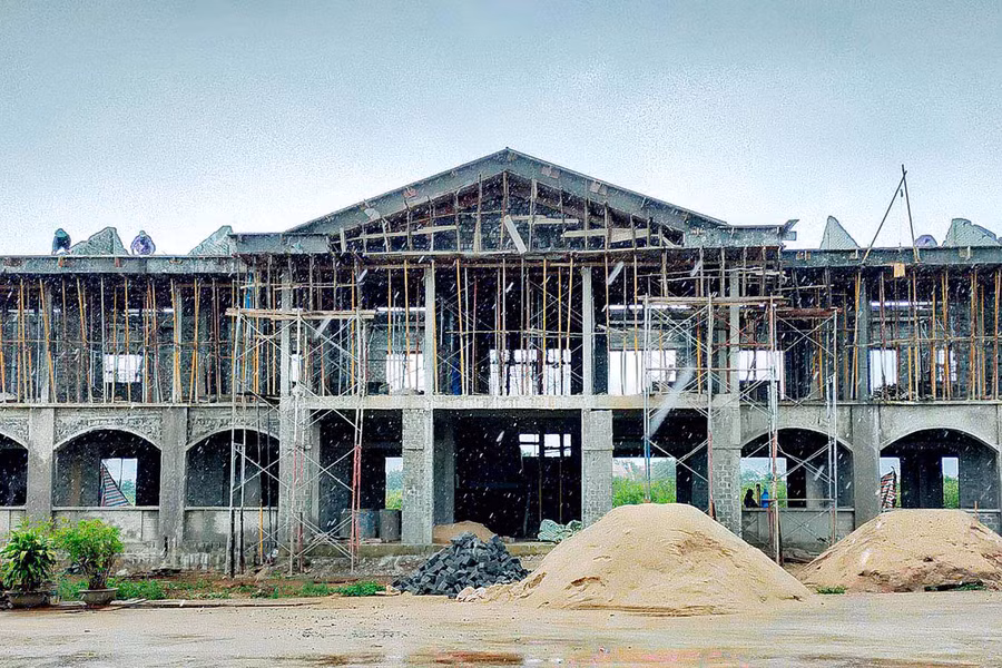 Công trình tại Trường Tiểu học số 1 xã Ia Băng đang được khẩn trương xây dựng để đưa vào sử dụng trong năm học mới. Ảnh: Đức Thụy