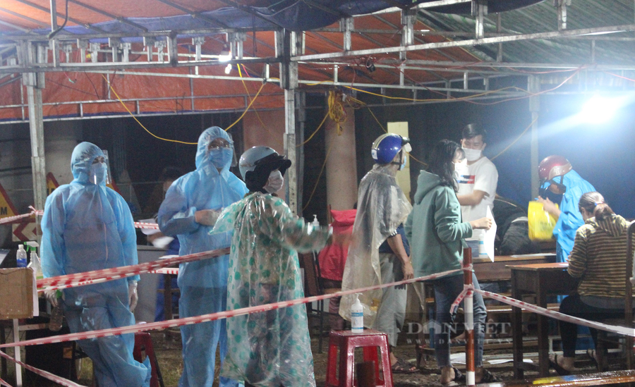 Người dân về quê khai báo y tế tại trạm kiểm dịch Hòa Phú (TP.Buôn Ma Thuột, Đắk Lắk). Ảnh: Duy Hậu