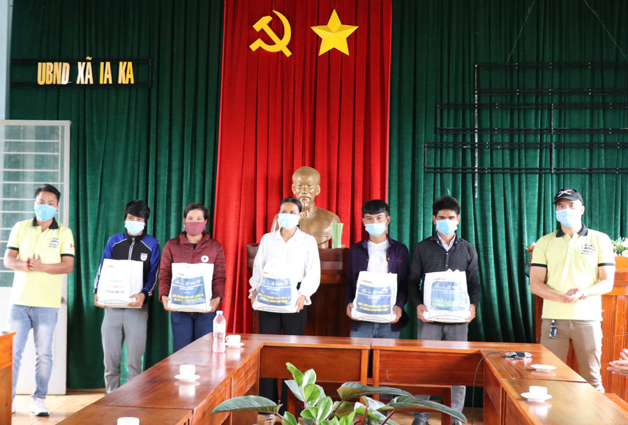 Hội LHTN Việt Nam tỉnh tặng quà cho các hộ dân khó khăn sau khi cách ly và ảnh hưởng do dịch Covid-19 tại xã Ia Ka (huyện Chư Păh). Ảnh: Phan Lài Hội LHTN Việt Nam tỉnh tặng quà cho các hộ dân khó khăn sau khi cách ly và ảnh hưởng do dịch Covid-19 tại xã Ia Ka (huyện Chư Păh). Ảnh: Phan Lài