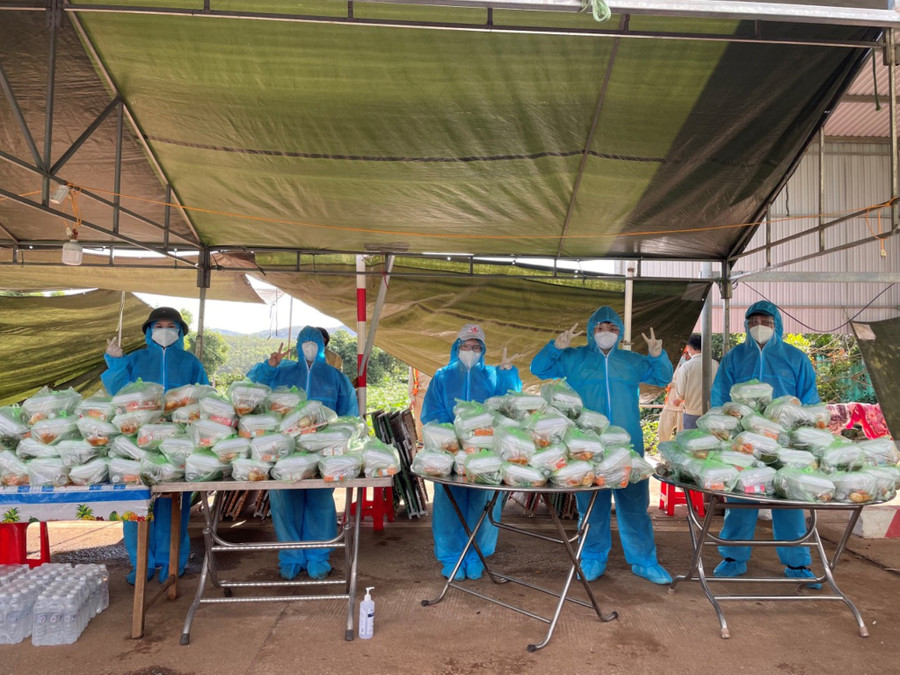 Nhiệm vụ của đội tình nguyện là phát cơm cho người dân từ vùng dịch trở về. Ảnh: Đức Nhật