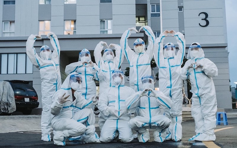 Các nghệ sĩ trẻ lạc quan trước ca làm việc tại một chốt kiểm soát dịch bệnh tại TP Hồ Chí Minh. Ảnh: Nhân vật cung cấp