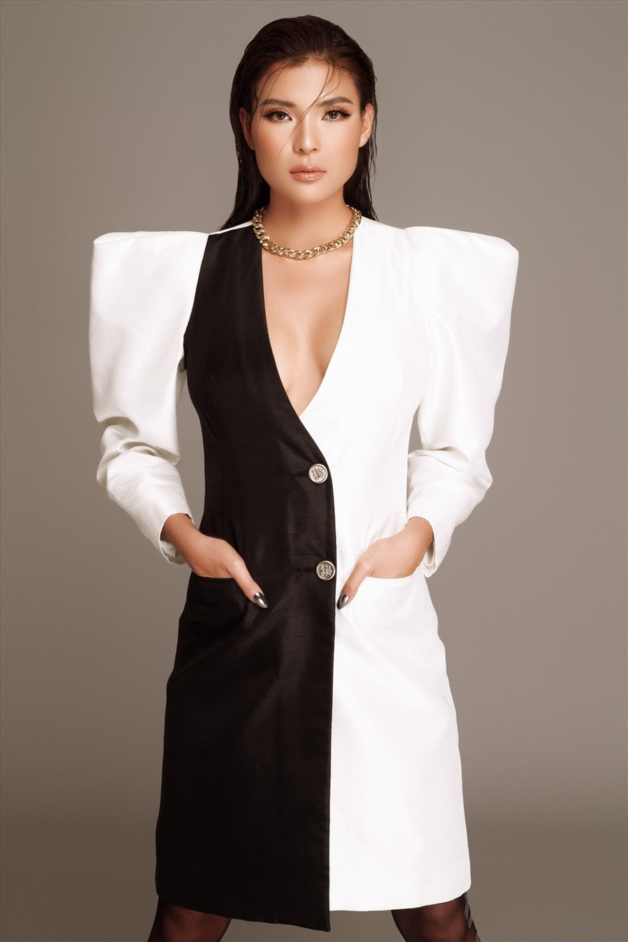  Đợt dịch lần thứ 4 bùng phát tại Việt Nam, Thúy Diễm cùng bạn bè đóng góp và kêu gọi mạnh thường quân ủng hộ hàng tấn rau củ hỗ trợ những hoàn cảnh khó khăn. Nữ diễn viên 8x cho biết dù bản thân cũng bị hủy rất nhiều bộ phim và dự án khác nhưng với khả năng của mình cô muốn làm điều gì đó để động viên mọi người trong lúc khó khăn này. Ảnh: NVCC.