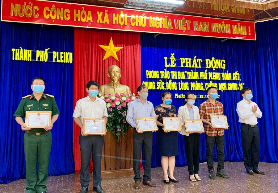 Chủ tịch UBND TP. Pleiku tặng giấy khen cho 19 tập thể và 20 cá nhân có thành tích xuất sắc trong công tác phòng-chống dịch Covid-19. Ảnh: Như Nguyện  Dịp này 19 tập thể và 20 cá nhân có thành tích xuất sắc trong công tác phòng-chống dịch Covid-19 được chủ tịch UBND TP. Pleiku tặng giấy khen. Ảnh: Như Nguyện