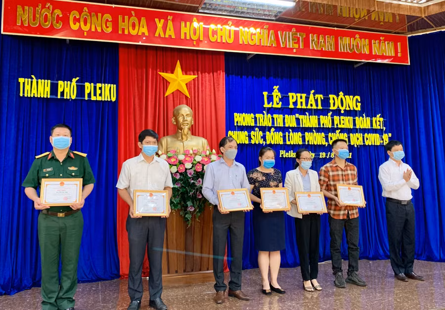 Dịp này 19 tập thể và 20 cá nhân có thành tích xuất sắc trong công tác phòng-chống dịch Covid-19 được chủ tịch UBND TP. Pleiku tặng giấy khen. Ảnh: Như Nguyện