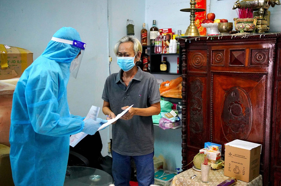 Ông Nguyễn Anh T. (64 tuổi, ngụ Q.7, TP.HCM) nghẹn ngào khi nhận tro cốt của người chị gái mất vì Covid-19