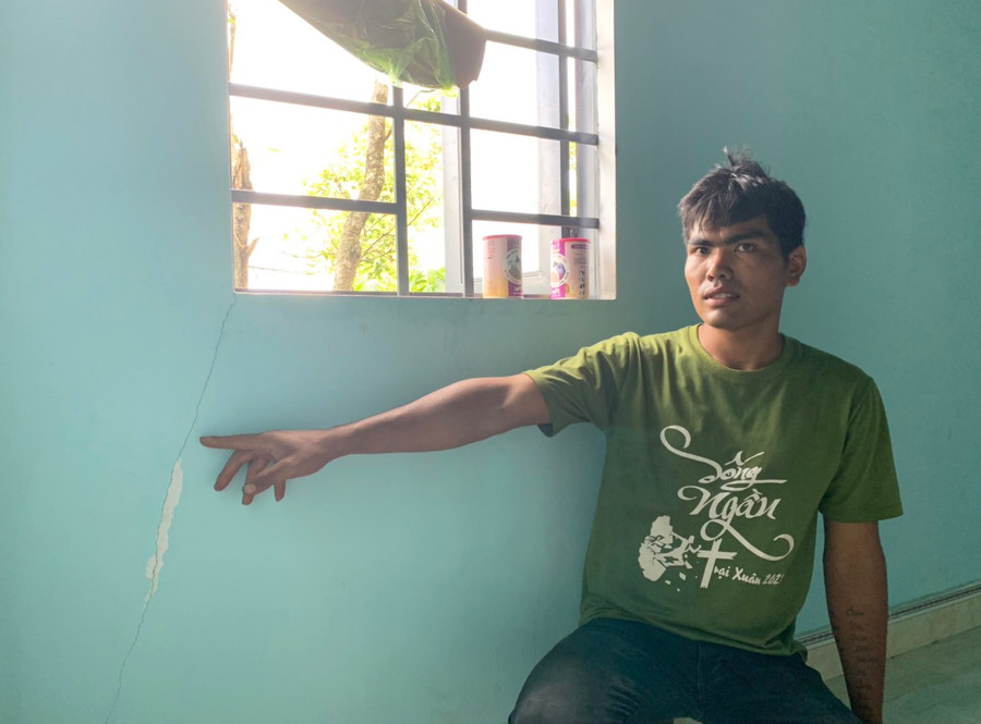 Anh Chíu rầu rĩ chỉ về tường nhà bị nứt do ảnh hưởng của hoạt động nổ mìn