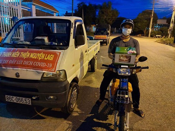 Một bác sĩ của Bệnh viện Đa khoa La Gi đã kịp mua chiếc bánh sinh nhật để cùng với Hội thiện nguyện La Gi đưa đến tặng cụ bà 101 tuổi Một bác sĩ của Bệnh viện Đa khoa La Gi đã kịp mua chiếc bánh sinh nhật để cùng với Hội thiện nguyện La Gi đưa đến tặng cụ bà 101 tuổi