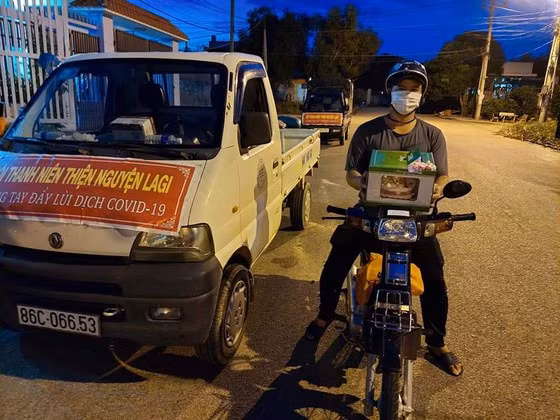 Một bác sĩ của Bệnh viện Đa khoa La Gi đã kịp mua chiếc bánh sinh nhật để cùng với Hội thiện nguyện La Gi đưa đến tặng cụ bà 101 tuổi