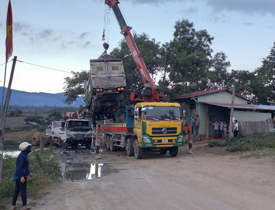 Lực lượng chức năng đưa xe ô tô tải ra khỏi hiện trường. Ảnh: Lê Anh Lực lượng chức năng đưa xe ô tô tải ra khỏi hiện trường để tránh ùn tắc giao thông. Ảnh: Lê Anh